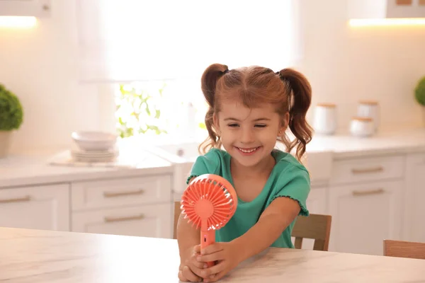 Маленькая Девочка Наслаждается Потоком Воздуха Портативного Вентилятора Столом Кухне Летняя — стоковое фото