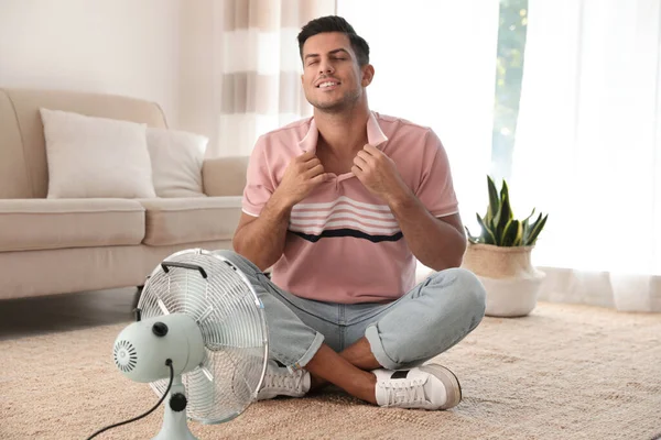 Man Geniet Van Luchtstroom Van Ventilator Vloer Woonkamer Zomer Warmte — Stockfoto