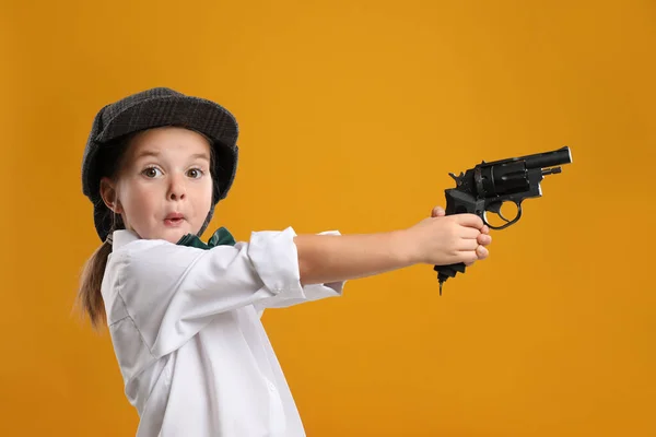 黄色背景的带左轮手枪的小侦探 — 图库照片