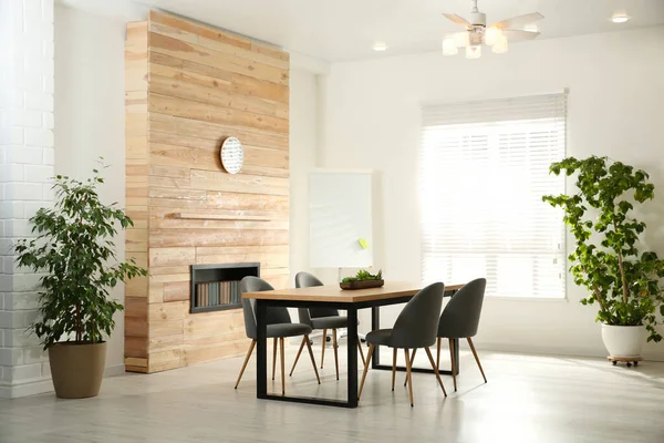 Moderna Sala Reuniões Interior Com Mesa Grande Cadeiras — Fotografia de Stock