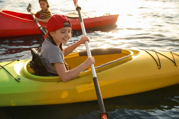 Niños Pequeños Haciendo Kayak Río Actividad Campamento Verano — Foto de Stock