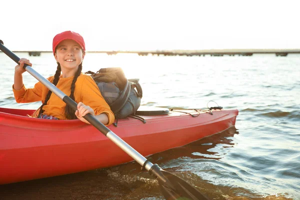 Chica Feliz Kayak Río Actividad Campamento Verano — Foto de Stock