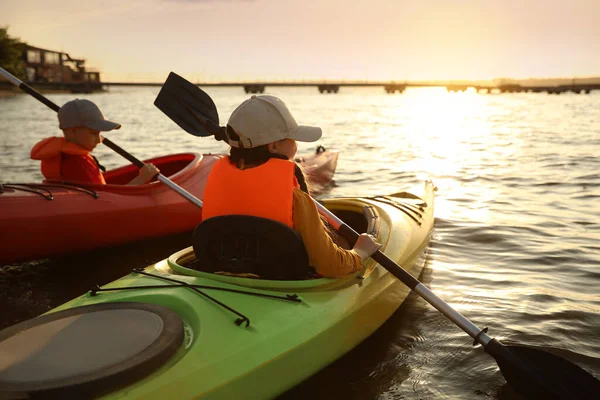 Niños Pequeños Navegando Kayak Por Río Vista Trasera Actividad Campamento — Foto de Stock