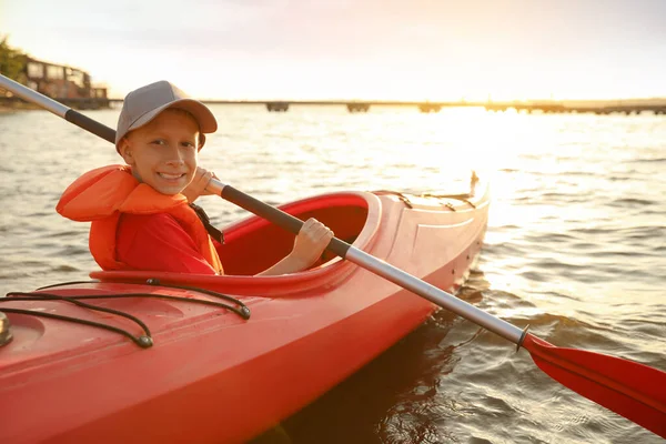 Feliz Niño Navegando Kayak Por Río Actividad Campamento Verano — Foto de Stock