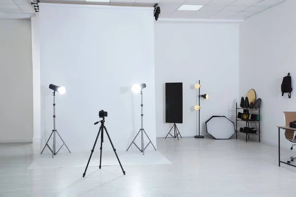 Interior Del Estudio Fotográfico Con Conjunto Equipos Profesionales — Foto de Stock