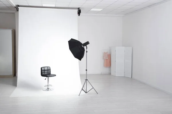 摄影演播室内部配备现代椅子和专业照明设备 — 图库照片