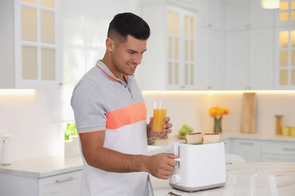 Mutfaktaki Masada Ekmek Kızartma Makinesi Kullanan Bir Adam — Stok fotoğraf