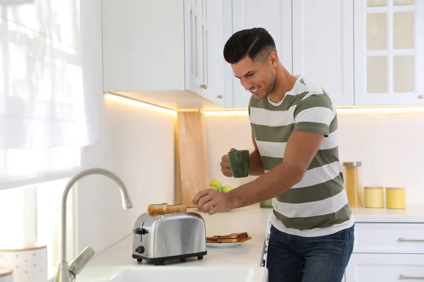 Adam Mutfak Tezgahında Modern Tost Makinesi Kullanıyor — Stok fotoğraf