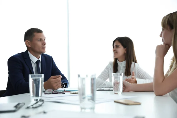 Büroangestellte Sprechen Bei Besprechung Tisch — Stockfoto