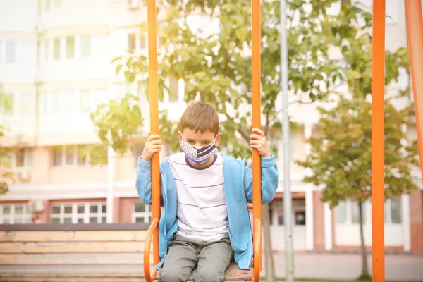 Ragazzino Con Maschera Medica Sul Parco Giochi Durante Quarantena Covid — Foto Stock