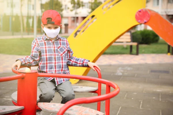 Mały Chłopiec Masce Medycznej Placu Zabaw Podczas Kwarantanny Covid — Zdjęcie stockowe
