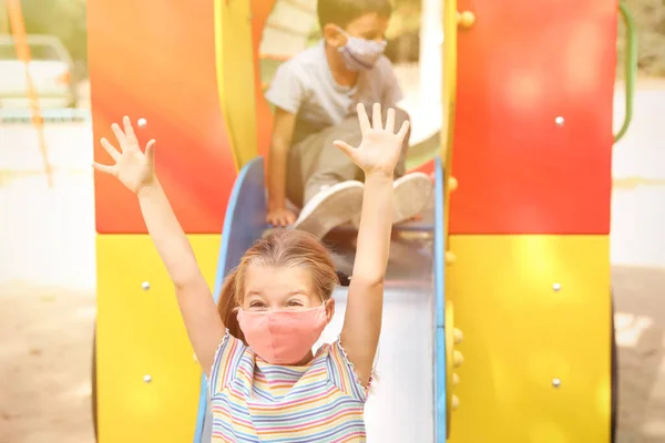 Małe Dzieci Maskach Medycznych Placu Zabaw Podczas Kwarantanny Covid — Zdjęcie stockowe