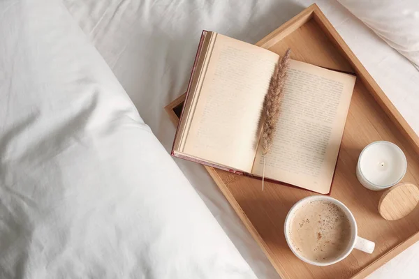 Xícara Café Aromático Livro Vela Cama Com Cobertor Macio Dentro — Fotografia de Stock