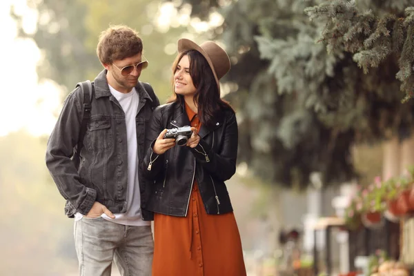 Pareja Viajeros Con Cámara Calle Ciudad —  Fotos de Stock