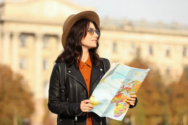 Reisende Mit Weltkarte Auf Der Stadtstraße — Stockfoto
