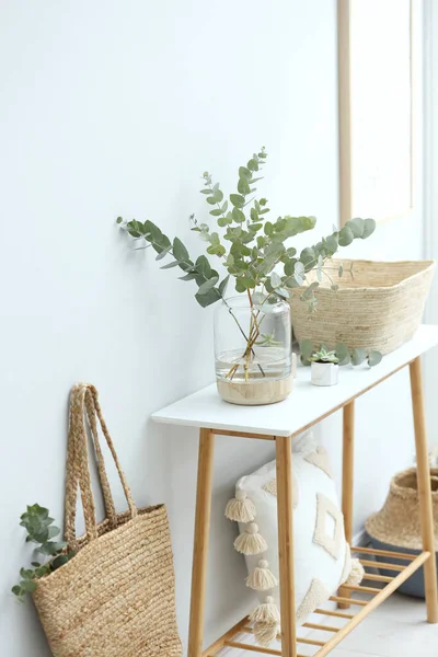 Vase Avec Des Branches Eucalyptus Frais Sur Table Dans Chambre — Photo