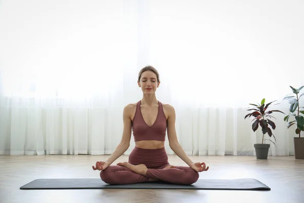 Jonge Vrouw Die Lotus Asana Beoefent Yoga Studio Padmasana Houding — Stockfoto
