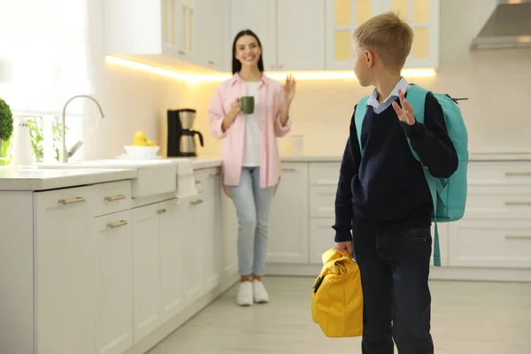 Kleiner Junge Mit Lunchpaket Und Mutter Der Küche Vorbereitung Auf — Stockfoto