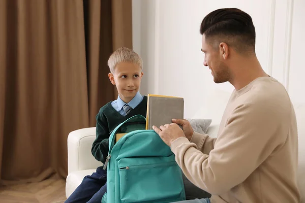 Padre Ayudando Hijo Prepararse Para Escuela Casa —  Fotos de Stock