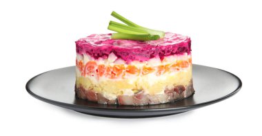 Kürk mantonun altındaki ringa balığı beyazda izole edilmiş. Geleneksel Rus salatası