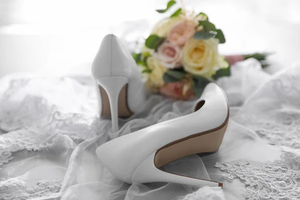 Par Sapatos Brancos Salto Alto Véu Buquê Casamento Fundo Claro — Fotografia de Stock