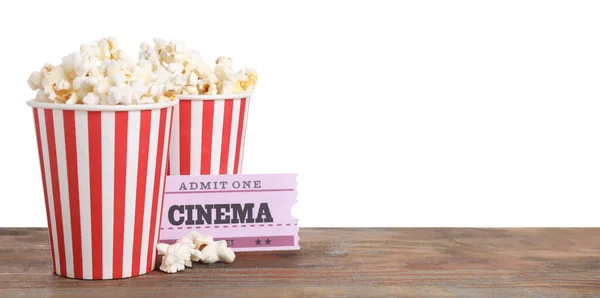 Koppar Med Läckra Popcorn Och Biljetter Träbord Mot Vit Bakgrund — Stockfoto