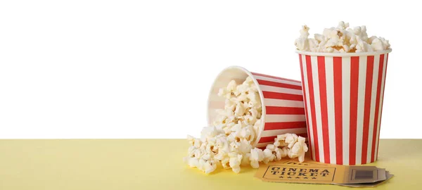 Koppar Med Läckra Popcorn Och Biljetter Bordet Mot Vit Bakgrund — Stockfoto