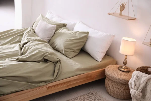 舒适的床 带有橄榄绿色亚麻布 在现代房间的内部 — 图库照片