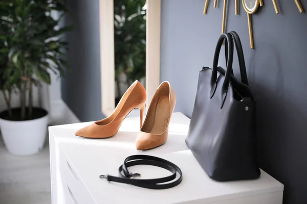 Sapatos Femininos Elegantes Cinto Bolsa Boutique Moderna — Fotografia de Stock