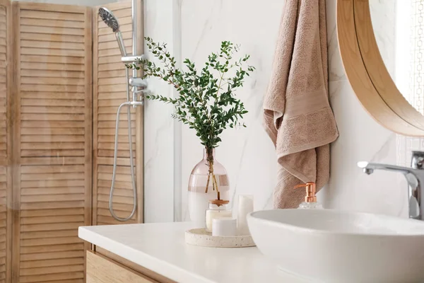 Vase Mit Schönen Zweigen Kerzen Und Toilettenartikeln Der Nähe Des — Stockfoto