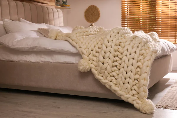 Beyaz Ekose Kumaşlı Bir Yatak Tasarım — Stok fotoğraf