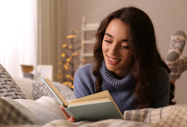 Jovem Mulher Lendo Livro Casa Ambiente Inverno — Fotografia de Stock