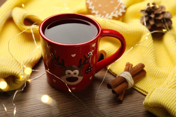 노란색 스웨터를 뜨거운 탁자에 크리스마스 클로즈업 — 스톡 사진