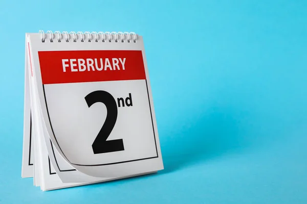 カレンダー日付2月2日ライトブルーの背景に テキストのためのスペース ホタルの日 — ストック写真