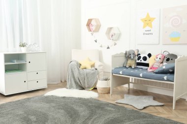 Oyuncak ve şık mobilyalarla dolu çocuk odası.