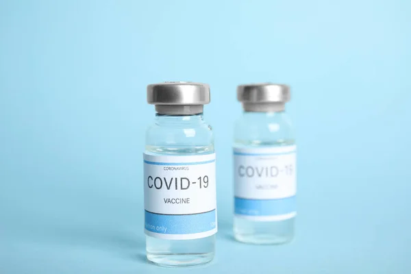 Viales Con Vacuna Contra Coronavirus Sobre Fondo Azul Claro —  Fotos de Stock