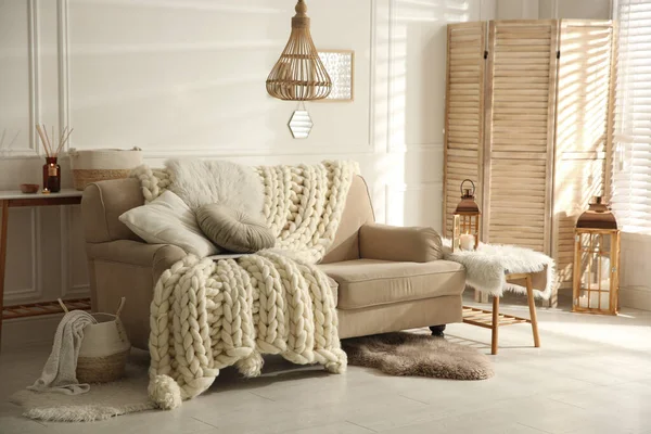Gemütliche Wohnzimmereinrichtung Mit Beigem Sofa Strickdecke Und Kissen — Stockfoto