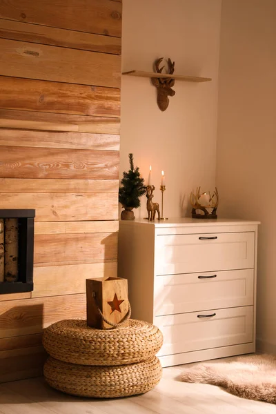 現代的な部屋で美しいクリスマスの装飾 インテリアデザイン — ストック写真