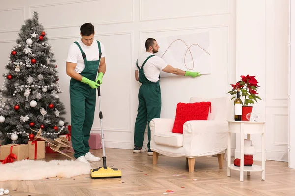 Equipo Servicio Limpieza Trabajando Habitación Desordenada Después Fiesta Año Nuevo — Foto de Stock
