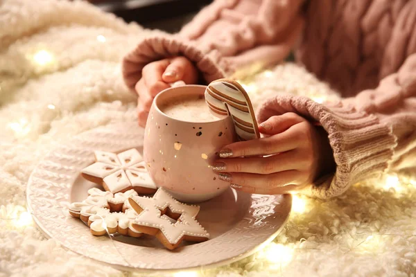 Mujer Con Taza Bebida Caliente Galletas Navidad Casa Primer Plano — Foto de Stock