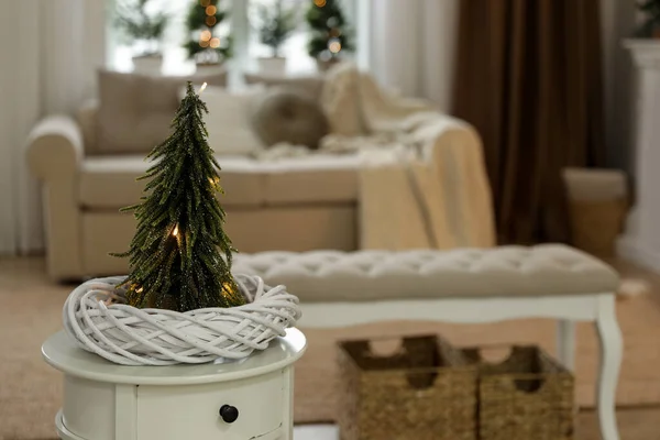 Pequeño Árbol Navidad Decorativo Sobre Mesa Blanca Sala Estar Diseño —  Fotos de Stock