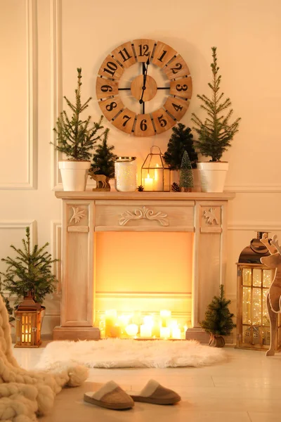 Hermoso Interior Habitación Con Chimenea Decorativa Abetos Maceta Decoración Navidad —  Fotos de Stock