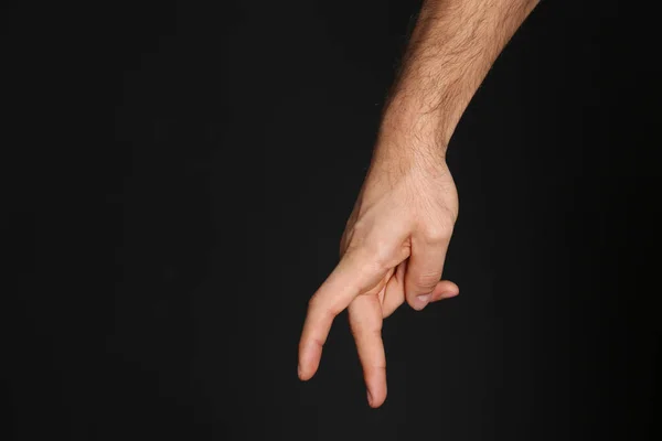 Man Imiteren Lopen Met Hand Zwarte Achtergrond Close Vingergebaar — Stockfoto