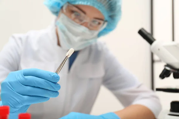 Cientista Trabalhando Laboratório Foco Pílula — Fotografia de Stock