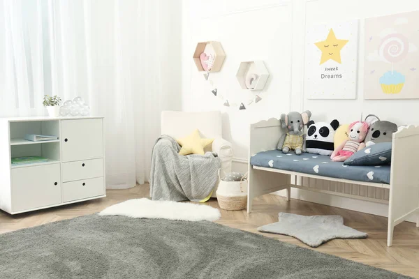おもちゃやスタイリッシュな家具付きの子供部屋のインテリア — ストック写真