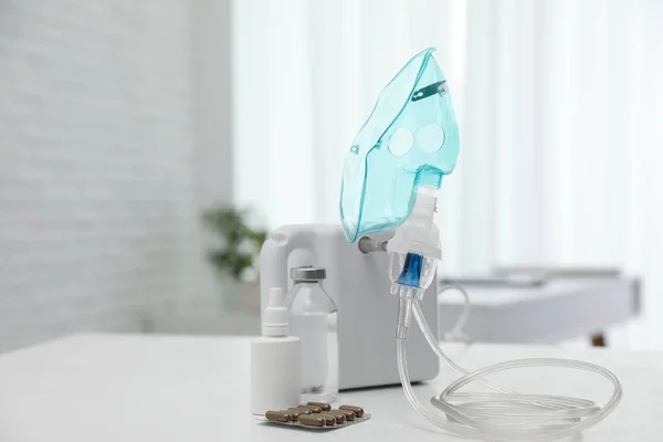 Moderne Nebulisator Med Ansiktsmaske Medisiner Hvitt Bord Innendørs Utstyr Innånding – stockfoto