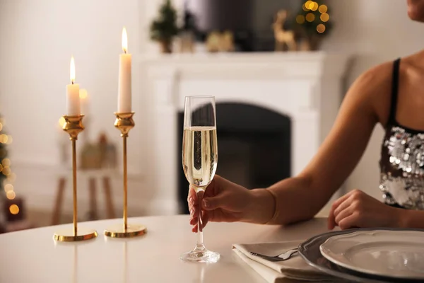 Vrouw Met Glas Champagne Aan Tafel Binnen Close — Stockfoto