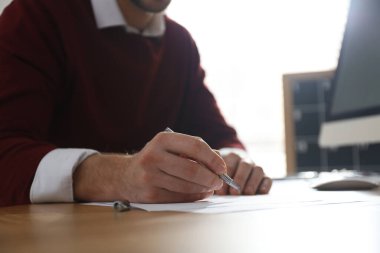 Merkez ofisteki masada çalışan serbest çalışan, yakın plan.