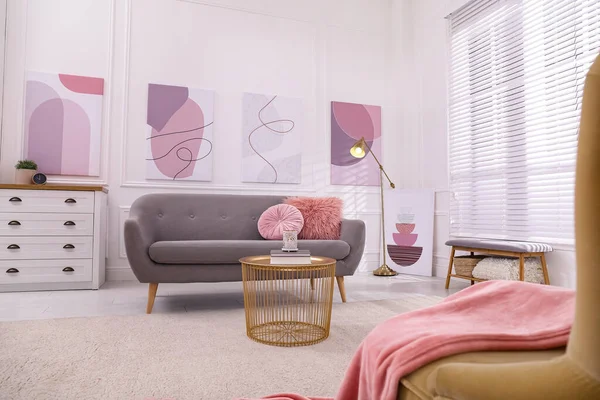 快適なソファと美しい写真とスタイリッシュなリビングルームのインテリア — ストック写真