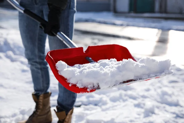 Person Die Wintertagen Freien Schnee Schippt Nahaufnahme — Stockfoto